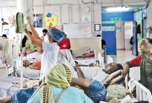 સમગ્ર ગુજરાતમાં અત્યારે સાર્વત્રિક વરસાદ વરસી રહ્યો છે. ભારે વરસાદના કારણે કેટલાક જિલ્લાઓમાં પુરની સ્થિતિ સર્જાઇ છે. ઠેર ઠેર જળબંબાકાર થતાં કેટલાય વિસ્તારોમાં લોકોને ઘરમા જ રહેવા મજબૂર બનવુ પડ્યુ છે.