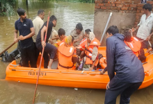 અમદાવાદ જિલ્લામાં ભારે વરસાદના કારણે પૂરની પરિસ્થિતિ સર્જાઇ હતી. ધોળકામાં પોલીસની પ્રશંસનીય કામગીરી, પૂરમાં ફસાયેલા 39 લોકોનું કર્યું રેસ્ક્યૂ
