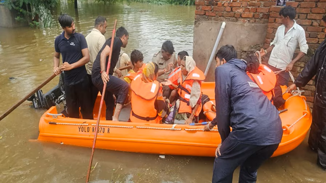 અમદાવાદ જિલ્લામાં ભારે વરસાદના કારણે પૂરની પરિસ્થિતિ સર્જાઇ હતી. ધોળકામાં પોલીસની પ્રશંસનીય કામગીરી, પૂરમાં ફસાયેલા 39 લોકોનું કર્યું રેસ્ક્યૂ