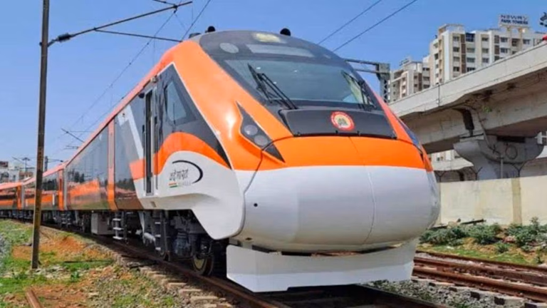 ભારતીય રેલવે દ્વારા અમદાવાદ-મુંબઈ વચ્ચે બે વંદે ભારત ટ્રેન ચાલી રહી છે. ત્યારે હવે 16 કોચની જગ્યાએ 20 કોચવાળી કેસરી કલરની ટ્રાયલ દોડાવવામાં આવી છે