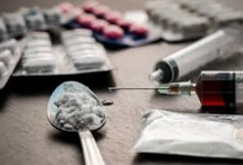 અમદાવાદથી ડ્રગ્સ અને ગાંજાનો જથ્થો લઈ આવતા ધોરાજીના બે ટ્રક ડ્રાઇવર પકડાયા હતા. 23 વર્ષીય મહંમદ રમજાન લાખા અને 28 વર્ષીય રફીક હાલા પાસેથી 11.99 ગ્રામ મેફેડ્રોન અને 454 ગ્રામ ગાંજો મળ્યો હતો ,