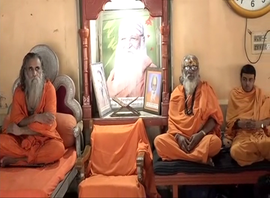 અમદાવાદનાં સરખેજ સ્થિત ભારતી આશ્રમ પર હરિહરાનંદ બાપુએ કબજો કરતા વિવાદ ઉભો થવા પામ્યો છે ,