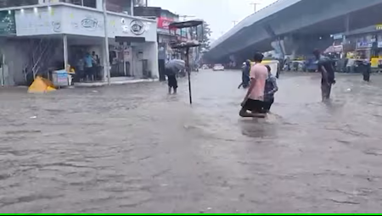 રાજ્યમાં છેલ્લા ચાર દિવસ વરસેલા સાર્વત્રિક મેઘતાંડવમાં અત્યાર સુધીમાં રાજ્યભરમાં 15 લોકોના મોત થયા છે, હવામાન વિભાગે ભારે પવન સાથે અતિ ભારે વરસાદની આગાહી કરતાં પ્રસાશને એનડીઆરફની ટીમને સ્ટેન્ડ બાય રાખી છે.