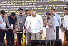 મુખ્યમંત્રી ભૂપેન્દ્રભાઈ પટેલ આજે અમરેલી જિલ્લાના પ્રવાસમાં હોય તેઓએ અમરેલી શહેર ખાતે રૂપિયા 292 કરોડના વિવિધ વિકાસકાર્યોના લોકાર્પણ, ખાતમૂહુર્ત અને નવીનીકરણના ત્રિવિધ પ્રકલ્પોને ખુલ્લા મૂક્યાં હતાં.