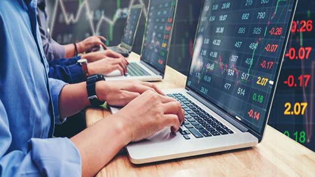 શેરબજાર આજે નજીવા ઉછાળા સાથે ખુલ્યું. સેન્સેક્સ 82,652.69 પોઈન્ટ પર ખુલ્યો, ગઈ કાલે સેન્સેક્સ અને નિફ્ટી રેકોર્ડ સ્તરે પહોંચવામાં સફળ રહ્યા હતા