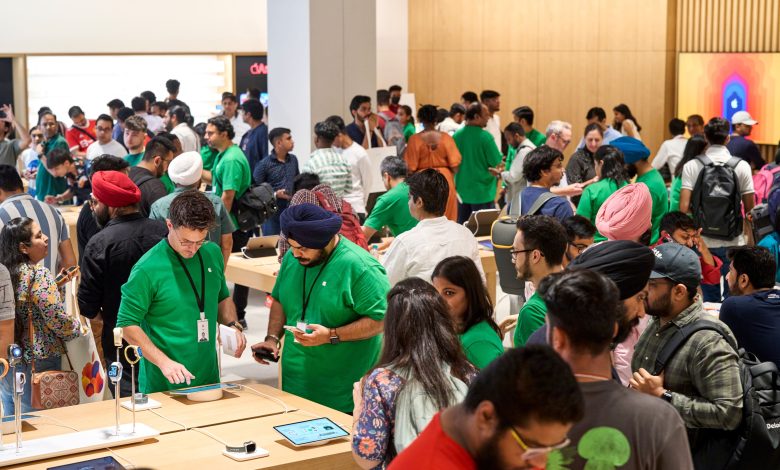 iPhone સિરીઝ iPhone 16 સિરીઝનું પહેલું વેચાણ આજથી ભારતમાં શરૂ , મુંબઈના BKC ખાતે એપલ સ્ટોરની બહાર એક વિશાળ ભીડ ,