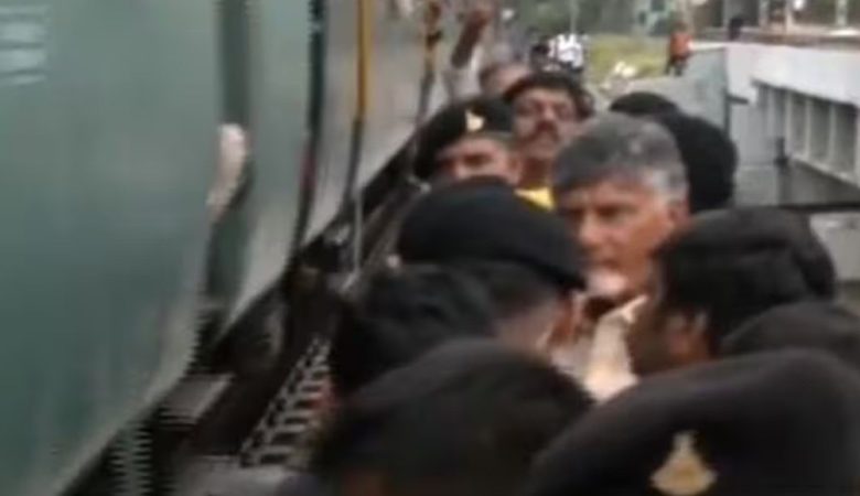 આંધ્રપ્રદેશના સીએમ ચંદ્રબાબુ નાયડુનો ચમત્કારિક બચાવ થયો , સુરક્ષા ગાર્ડે તરત બચાવ્યાં