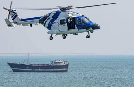 પોરબંદરમાં સમુદ્ર નજીક કોસ્ટગાર્ડનું હેલિકોપ્ટર ક્રેશ થતા 4 માંથી ત્રણ જવાનો લાપતા થયા હતા. જ્યારે 1 જવાન મળી આવ્યો હતો.