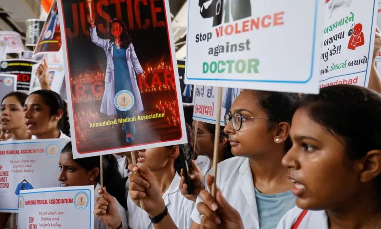 કોલકાતામાં જુનિયર ડોકટરો શનિવારે 42 દિવસ બાદ ઈમરજન્સી સેવાઓ ફરી શરૂ કરશે ,