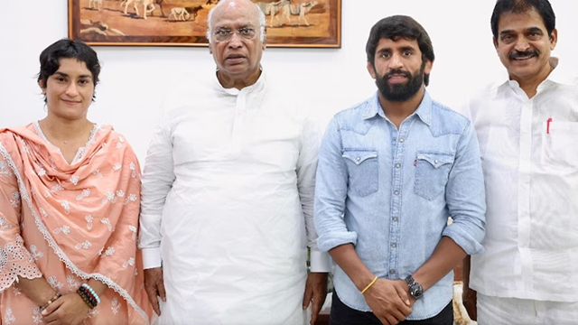 કૂસ્તીના બે પૂર્વ દિગ્ગજ ખેલાડીઓ વિનેશ ફોગાટ અને બજરંગ પુનિયાએ આખરે કોંગ્રેસનો 'હાથ' પકડી લીધો છે.