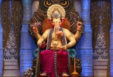મુંબઈના સૌથી સુપ્રસિધ્ધ ‘લાલબાગચા રાજા’ ગણપતિનાં ચરણોમાં ભકતો દિલ ખોલીને દાન કરી રહ્યા છે. ,