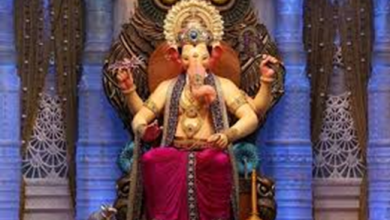 મુંબઈના સૌથી સુપ્રસિધ્ધ ‘લાલબાગચા રાજા’ ગણપતિનાં ચરણોમાં ભકતો દિલ ખોલીને દાન કરી રહ્યા છે. ,