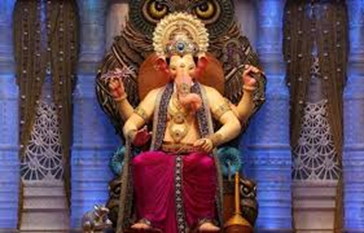 મુંબઈના સૌથી સુપ્રસિધ્ધ ‘લાલબાગચા રાજા’ ગણપતિનાં ચરણોમાં ભકતો દિલ ખોલીને દાન કરી રહ્યા છે. ,