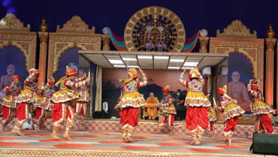 જૂનાગઢનાં આંગણે મોંઘેરા મહેમાન બનેલા મહંત સ્વામી મહારાજ સાથે આજની સોનેરી સાંજે સભાના પ્રારંભે શહેર સાંસ્કૃતિક દિન’ યોજાયો હતો ,
