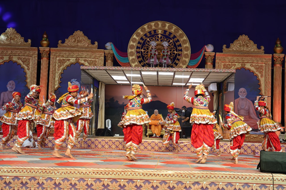 જૂનાગઢનાં આંગણે મોંઘેરા મહેમાન બનેલા મહંત સ્વામી મહારાજ સાથે આજની સોનેરી સાંજે સભાના પ્રારંભે શહેર સાંસ્કૃતિક દિન’ યોજાયો હતો ,