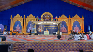 અક્ષર મંદિર ખાતે વિરાજમાન પરમ પૂજ્ય મહંત સ્વામી મહારાજે પ્રાતઃપૂજાનાં દર્શન આપ્યાં હતાં