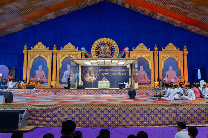 અક્ષર મંદિર ખાતે વિરાજમાન પરમ પૂજ્ય મહંત સ્વામી મહારાજે પ્રાતઃપૂજાનાં દર્શન આપ્યાં હતાં