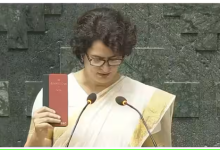 લોકસભા સ્પીકર ઓમ બિરલાએ પ્રિયંકા ગાંધીનું નામ બોલાવતા જ તેઓ પોતાના હાથમાં બંધારણની પુસ્તક લઈને સાંસદ પદના શપથ લીધા ,