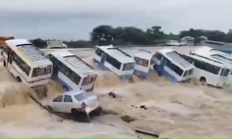 ફેંગલ વાવાઝોડાએ તબાહી મચાવી બસો અને ઘણા વાહનો પાણીમાં ડૂબતા અને તરતા જોવા મળ્યા ,