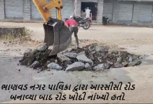 ભાણવડ નગર પાલિકા દ્વારા બુદ્ધિનું પ્રદર્શન ; તંત્ર દ્વારા ગટરનાં ઢાંકણા પર આરસીસી રોડ બનાવી દીધો હોવાનું સામે આવ્યું છે.