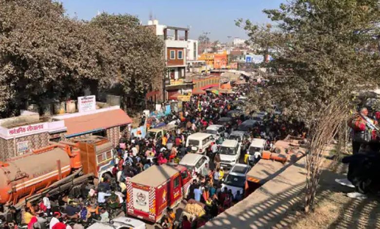 પ્રયાગરાજમાં ચાલી રહેલ મહાકુંભમાં દરરોજ લાખો ભક્તોની ભીડ ઉમટી રહી છે. જેના કારણે પ્રયાગરાજ છેલ્લા એક અઠવાડિયાથી ટ્રાફિક જામનો સામનો કરી રહ્યું છે