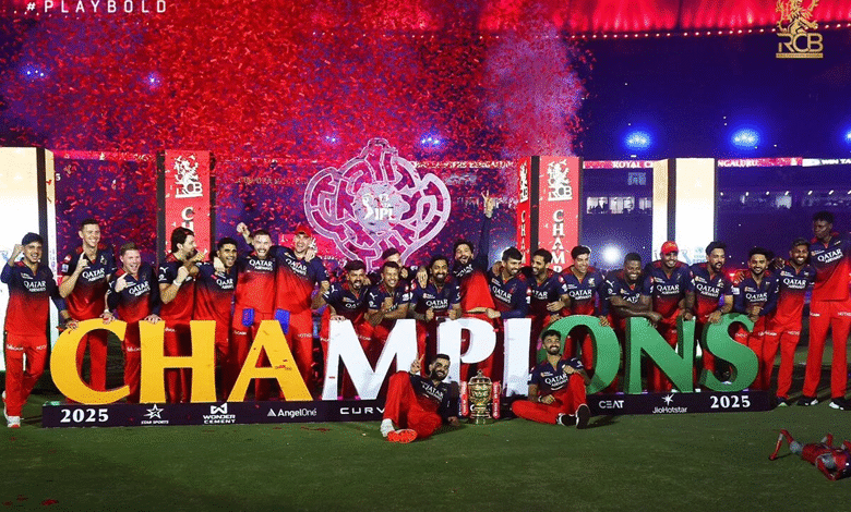 રોયલ ચેલેન્જર્સ બેંગલુરુ (RCB)એ IPL 2025માં ઇતિહાસ રચી દીધો છે. RCBની ટીમ ફાઇનલ મેચમાં પંજાબ કિંગ્સને 6 રનથી હરાવી IPL 2025ની ચેમ્પિયન બની ગઇ ,