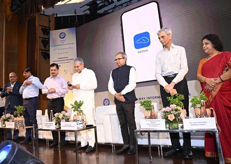 RailOne નું લોન્ચિંગ ; સિંગલ એપ પર રિઝર્વ્ડ ટિકિટ, જનરલ ટિકિટ, પ્લેટફોર્મ ટિકિટ બુકિંગથી લઈ ફૂડ બુકિંગ માટે પણ ઉપયોગી થશે